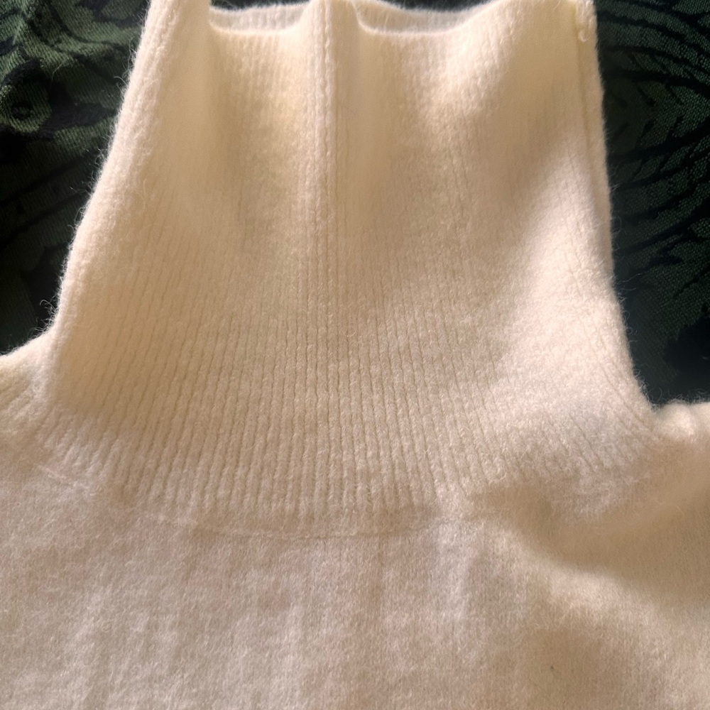 Chic Ivory Turtleneck Sweater - Picture 2 of 4